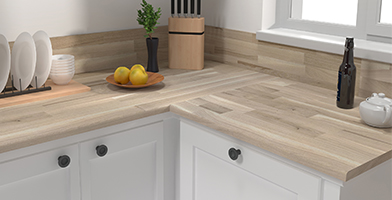 Modern keukenblad in licht hout, versierd met potten en keukengerei voor een natuurlijke en functionele esthetiek.