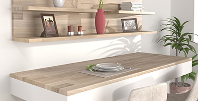 Eenvoudige houten planken, versierd met planten en servies.