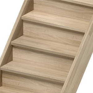 Afbeelding van een houten trap met gesloten tegendraadhouten treden en stevige treden en tegendraad, die een strak ontwerp biedt en opbergruimte eronder mogelijk maakt.