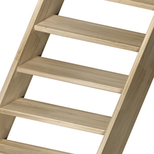 Afbeelding van een houten trap met open treden en ruimtes tussen de treden, ontworpen om een minimalistische uitstraling te creëren en licht en ruimte te laten circuleren.