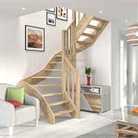 Elegante houten trap in een woonkamer met ingelijste schilderijen, meubels en natuurlijk licht.